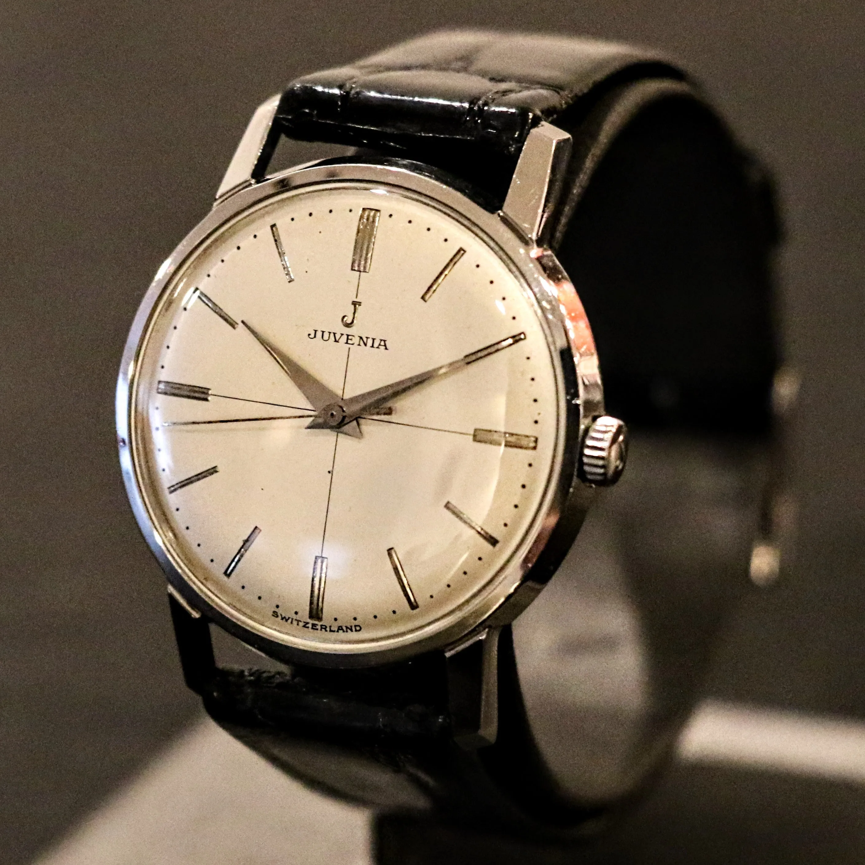 1950s JUVENIA Watch Swiss Made 17 Jewels Vintage Wristwatch