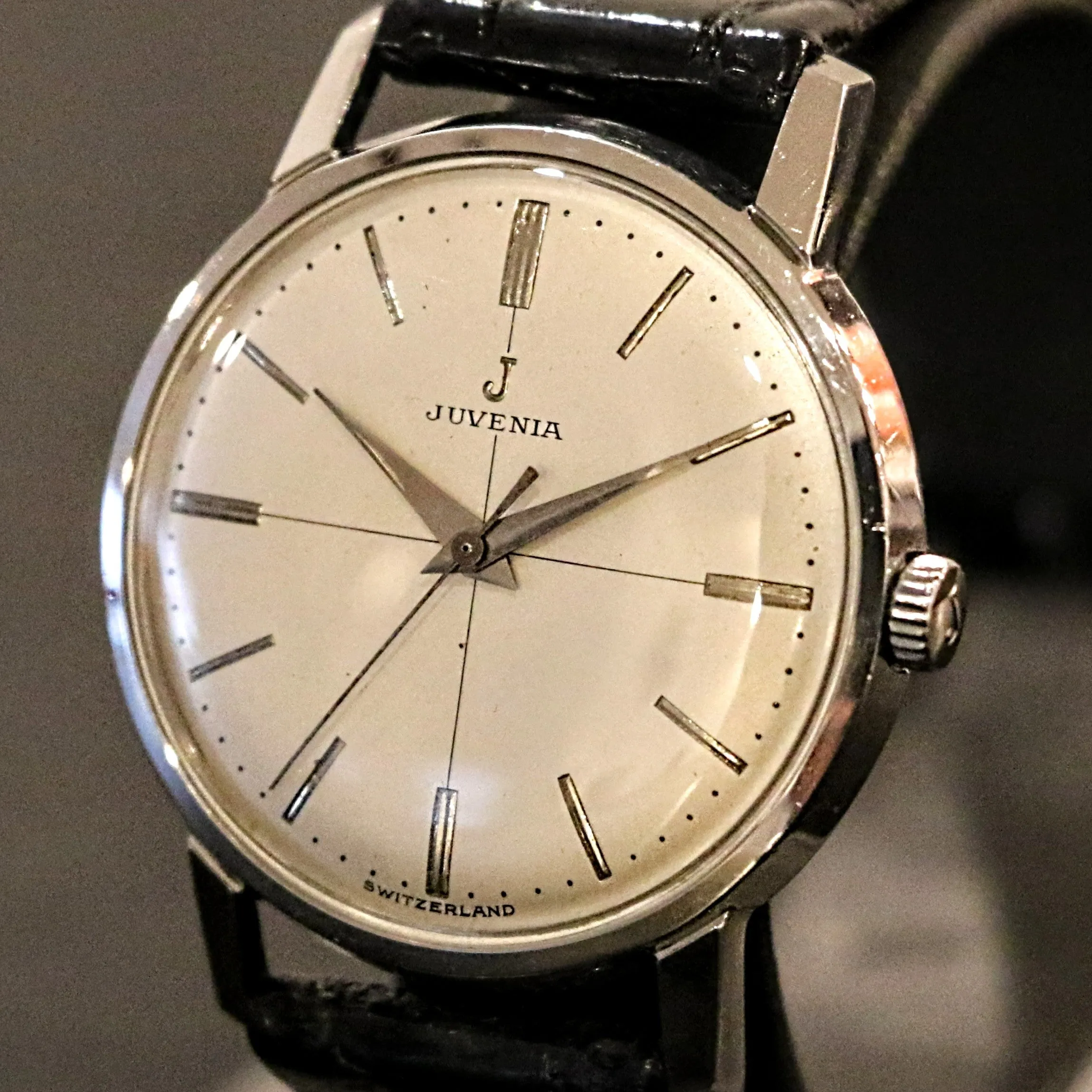 1950s JUVENIA Watch Swiss Made 17 Jewels Vintage Wristwatch
