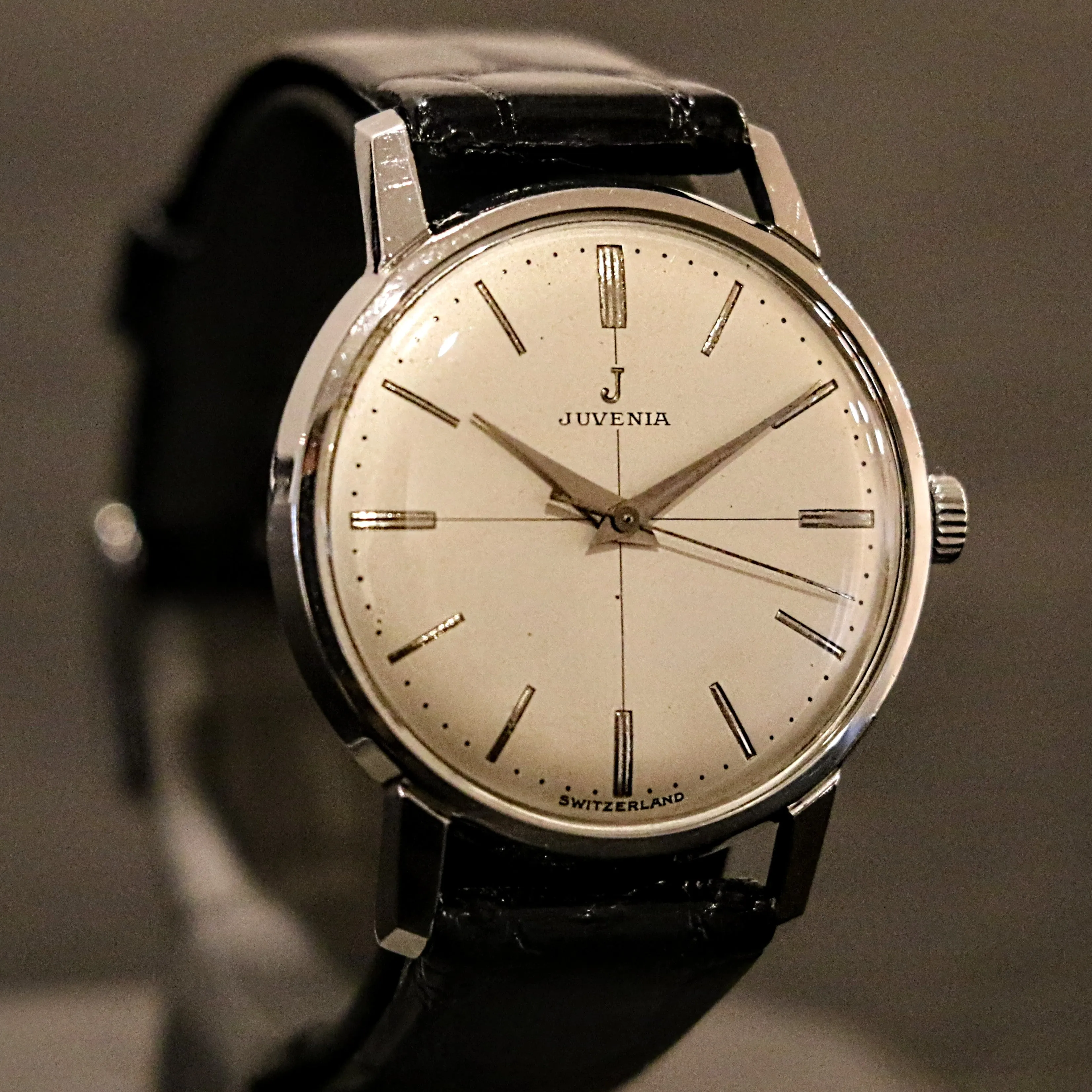 1950s JUVENIA Watch Swiss Made 17 Jewels Vintage Wristwatch